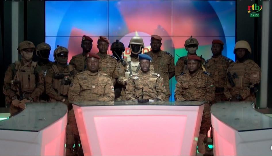 Une capture d'écran montre le capitaine Kader Ouedraogo (porte-parole) en train de confirmer le coup d'État militaire à la télévision d'État RTB à Ouagadougou, au Burkina Faso, le 24 janvier 2022. 