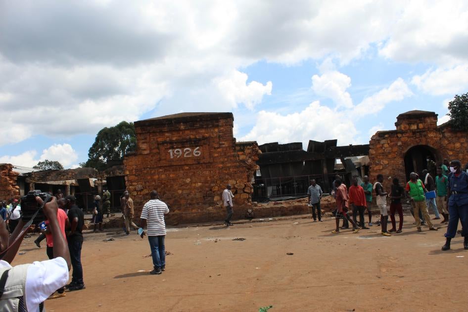 Les murs calcinés de la prison centrale de Gitega, la capitale politique du Burundi, suite à l’incendie qui s'est déclaré dans cette structure fortement surpeuplée, tôt dans la matinée du 7 décembre 2021.
