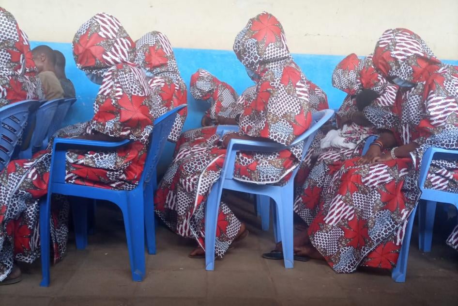 Des survivantes des viols généralisés commis en septembre 2020 à la prison centrale de Kasapa, à Lubumbashi en République démocratique du Congo, voilées pour protéger leur identité du public, assistent au procès tenu dans cette prison le 11 novembre 2021.