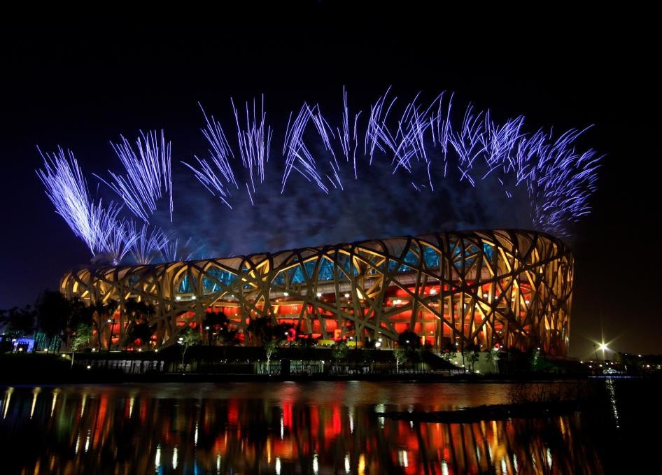 煙火綻放在俗稱「鳥巢」的北京國家奧林匹克體育中心的上空，為2008年北京奧運會開幕式進行彩排，2008年7月16日。