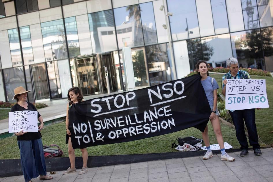 Ces personnes manifestaient devant le siège de la société israélienne NSO Group près de Tel Aviv, le 25 juillet 2021.