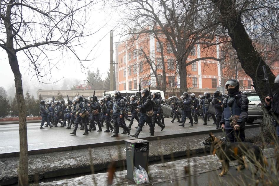 Ces policiers anti-émeute avançaient dans une rue à Almaty, au Kazakhstan, le 5 janvier 2022, afin d’y bloquer l’accès pour des manifestants.