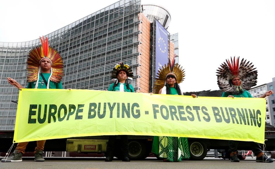Ces activistes indigènes brésiliens tenaient une large banderole avec le message « L’Europe achète, les forêts brûlent » en guise de protestation contre la destruction de la forêt amazonienne, devant le siège de la Commission européenne à Bruxelles, le 5 novembre 2019.