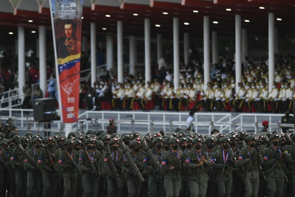 Soldados marchan durante un desfile militar por el Día de la Independencia en Caracas, Venezuela, el lunes 5 de julio de 2021. (AP Photo/Matias Delacroix)