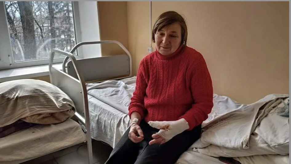 Valentina Gordeyeva, une habitante de la ville de Marinka dans l’est de Ukraine, âgée de 65 ans, a été blessée par un éclat d'obus alors qu’elle attendait à un arrêt de bus, le 17 février 2022. 