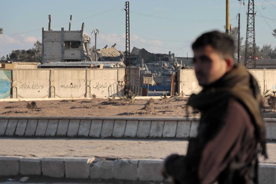 مقاتلو قوات سوريا الديمقراطية بقيادة الأكراد ينتشرون حول سجن الصناعة في منطقة الغويران في الحسكة، شمال شرق سوريا، في 25 يناير/كانون الثاني عام 2022، في منتصف المعركة التي استمرت عشرة أيام لاستعادته من "تنظيم الدولة الإسلامية" (داعش). ©2022 "أيه إف بي فوتو" عبر "غيتي إيمدجز"