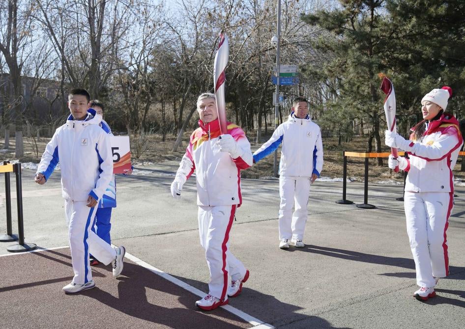 國際奧林匹克委員會主席托馬斯・巴赫（Thomas Bach，右三）在北京冬奧會開幕式當天參加火炬傳遞，中國北京，2022年2月4日。