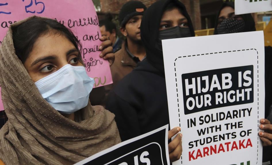 Ces étudiantes manifestaient à New Delhi contre l’interdiction du port du hidjab dans certaines écoles de l’État de Karnataka, dans le sud-ouest de l’Inde, le 8 février 2022.  