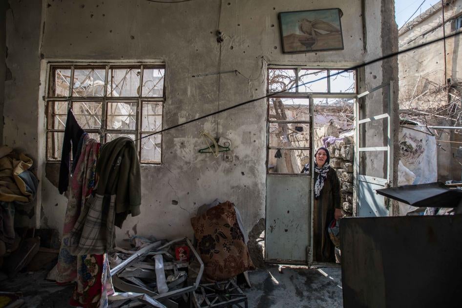  امرأة عمرها 67 عاما في منزلها الذي دمرته الغارات الجوية خلال القتال على مدينة الرقة التي يسيطر عليها "داعش"، الرقة، سوريا، 2018.