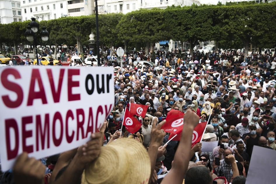Des manifestants lors d'une manifestation contre le président tunisien Kaïs Saïed