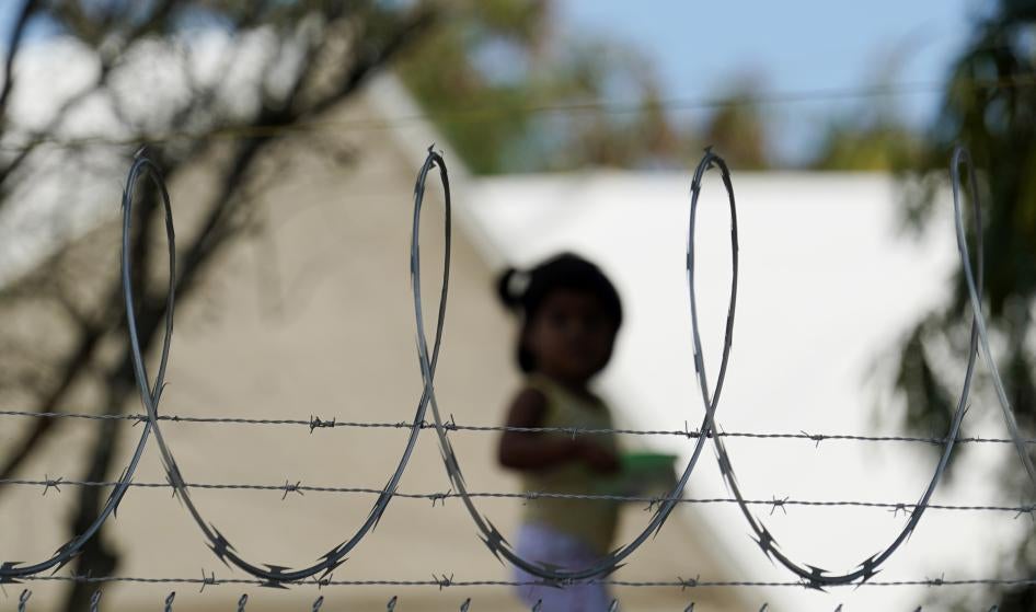 Un niño juega en un campamento para solicitantes de asilo estadounidenses en Matamoros, México, una ciudad al sur de la frontera con Texas donde cientos han estado esperando bajo el programa “Quédate en México”, el 18 de noviembre de 2020.