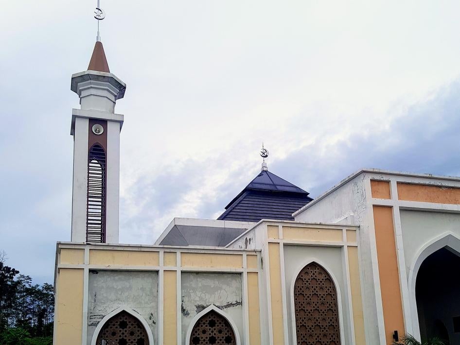A mosque with its loudspeakers in Lebak Regency, Banten Province, Java Island, Indonesia on March 12, 2022. © 2022 Andreas Harsono / Human Rights Watch