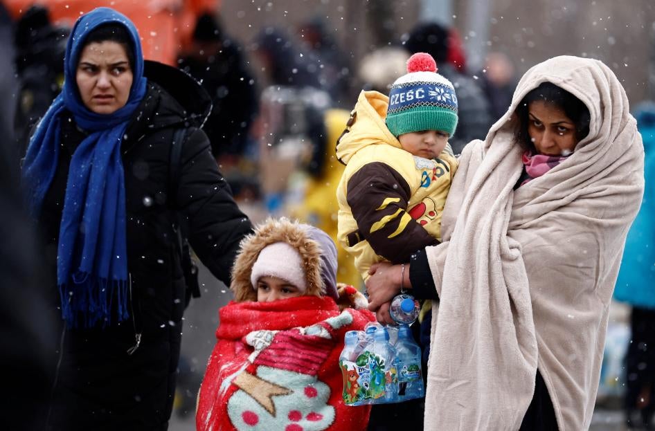 Deux femmes et deux enfants, ayant fui l'invasion russe en Ukraine, arrivent dans un camp de réfugiés provisoirement mis en place à Przemysl, dans le sud-est de la Pologne, le 28 février 2022. 
