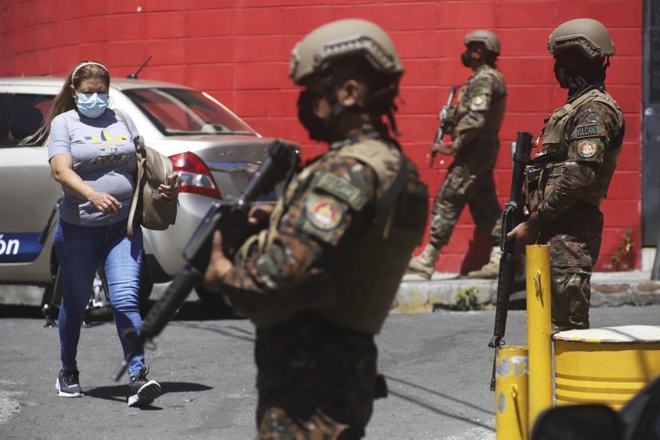 Soldados vigilan un puesto de control en la entrada de la comunidad Las Palmas, en San Salvador, El Salvador, el 27 de marzo de 2022.