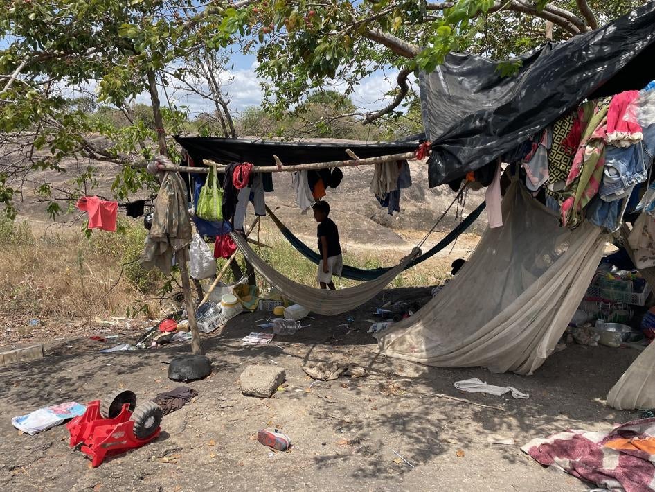 Un albergue improvisado en el departamento colombiano de Vichada, donde viven numerosos indígenas que han sido obligados a huir del estado venezolano de Apure, sin acceso suficiente a alimentos, agua potable y servicios de salud, en febrero de 2022.