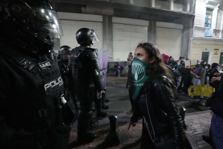 La policía bloquea calles en el centro de Quito, Ecuador, durante una marcha para conmemorar el Día Internacional de la Mujer, el 8 de marzo de 2022.