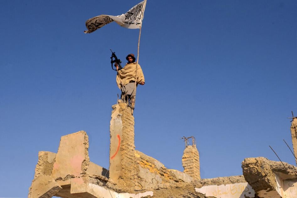 Un milicien taliban, perché sur une partie d’un mur partiellement détruit à Sangin, dans la province de Helmand située dans le centre-sud de l’Afghanistan, observait les environs, le 30 novembre 2021. 