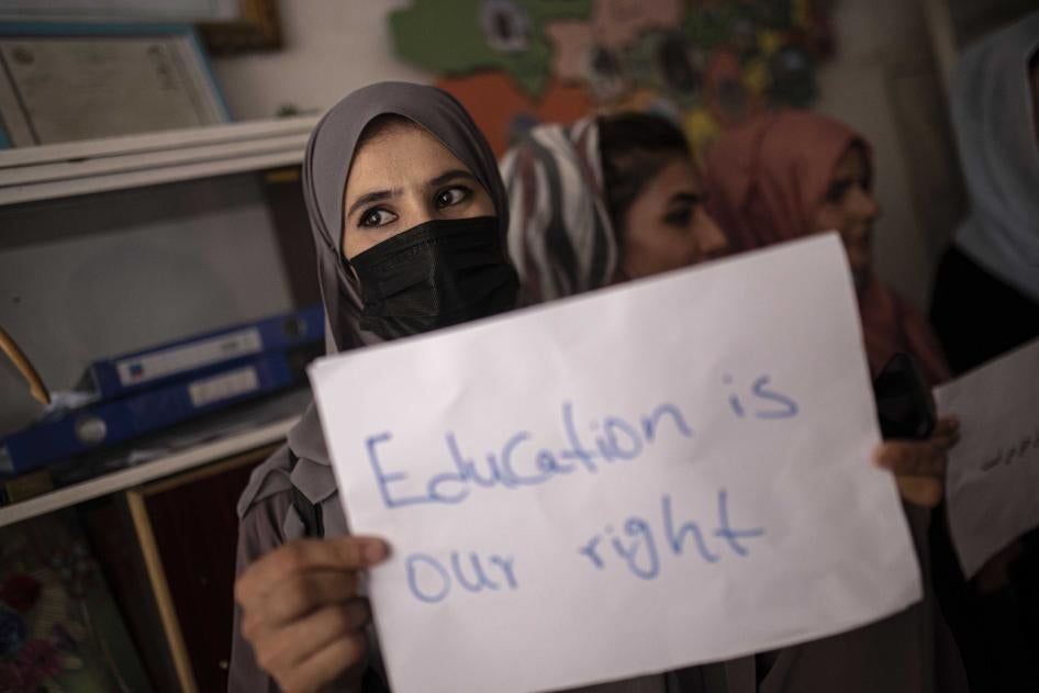 一所私立学校的女性师生在全国教师节大会上举牌示威，要求保障妇女和女孩的权利与教育平等，阿富汗喀布尔，2021年10月5日。