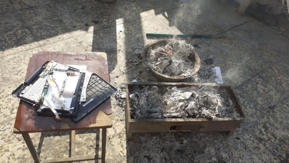 Les restes calcinés d’un ordinateur portable et de documents personnels, brûlés par un habitant de Kaboul pour éviter leur confiscation par les talibans, et photographiés le 28 février 2022.