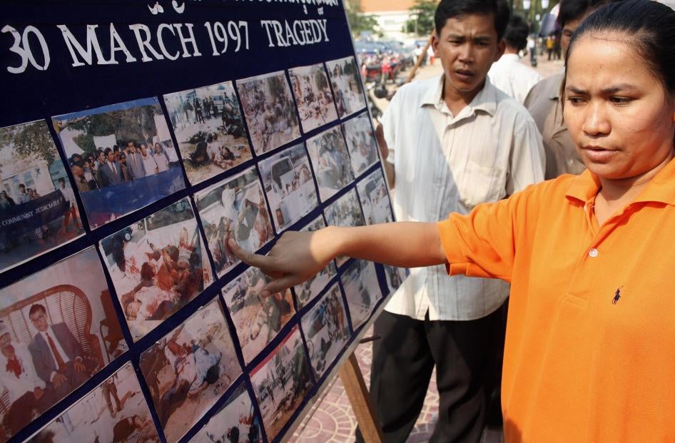 Une survivante de l'attaque à la grenade du 30 mars 1997 à Phnom Penh, au Cambodge, pointait du doigt une photo la montrant, blessée ce jour-là, à l'occasion du 11ème anniversaire de cette attaque, le 30 mars 2008.