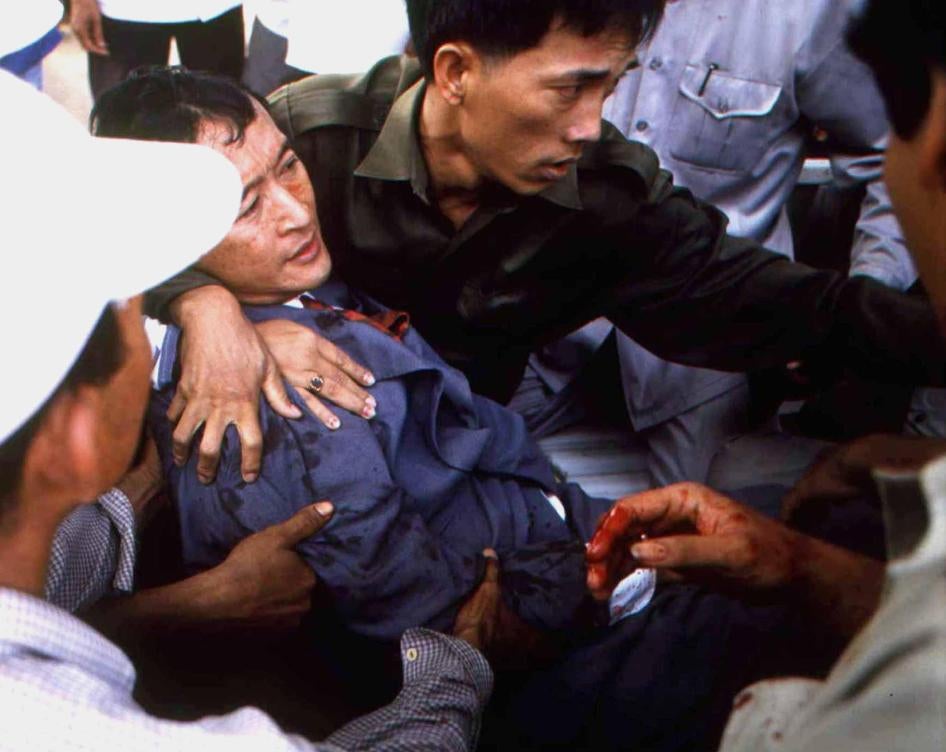 Sam Rainsy, chef de l'opposition blessé, est emporté à la hâte quelques instants après une attaque à la grenade contre un rassemblement politique devant le parlement à Phnom Penh, au Cambodge, le 30 mars 1997.