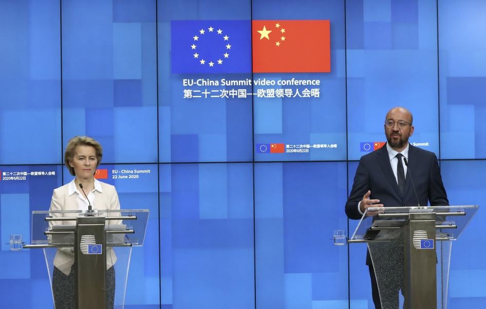 欧洲理事会主席米歇尔（右）和欧盟委员会主席冯德莱恩在布鲁塞尔欧洲理事会出席2020年欧盟－中国领导人会晤闭幕记者会，2020年6月22日。