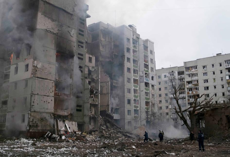مبنى سكني في تشيرنييف، أوكرانيا، تضرر جراء هجوم جوي روسي في 3 مارس/آذار 2022. 