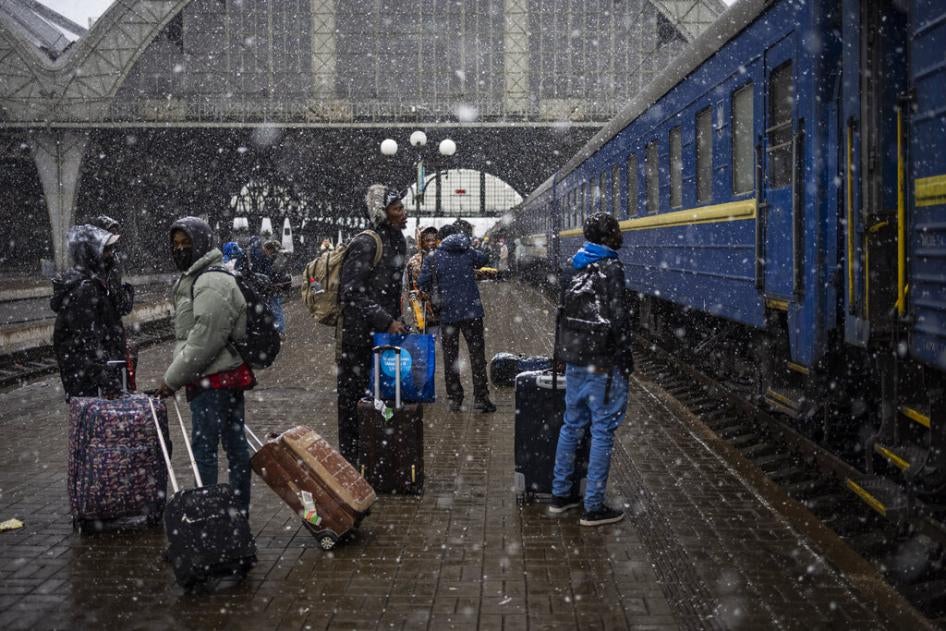Estudiantes nigerianos en Ucrania esperan en un andén de la estación de Lviv por un tren para poder cruzar la frontera, el domingo 27 de febrero de 2022 en Lviv, oeste de Ucrania. 