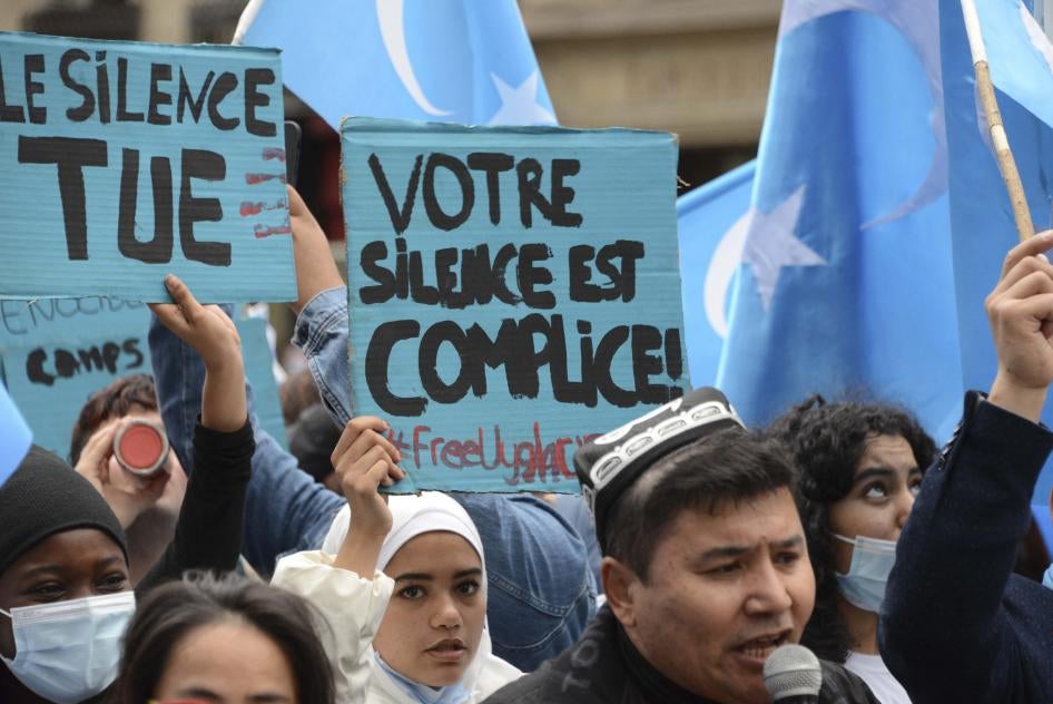 Rassemblement contre le traitement du peuple ouïghour par les autorités chinoises, à Paris, France, le 2 octobre 2021.