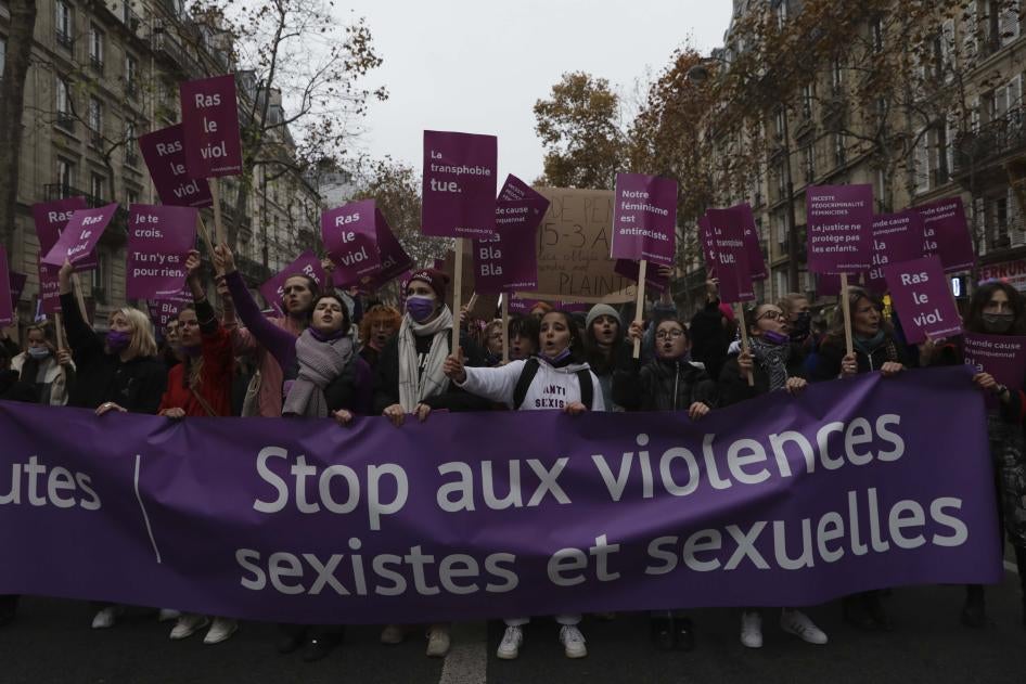 Des femmes portent une banderole "Stop aux violences sexistes et sexuelles", le 20 novembre 2021 à Paris.