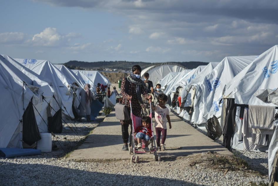 Des migrants au camp de réfugiés de Kara Tepe, sur l'île de Lesbos, au nord-est de la mer Égée, en Grèce