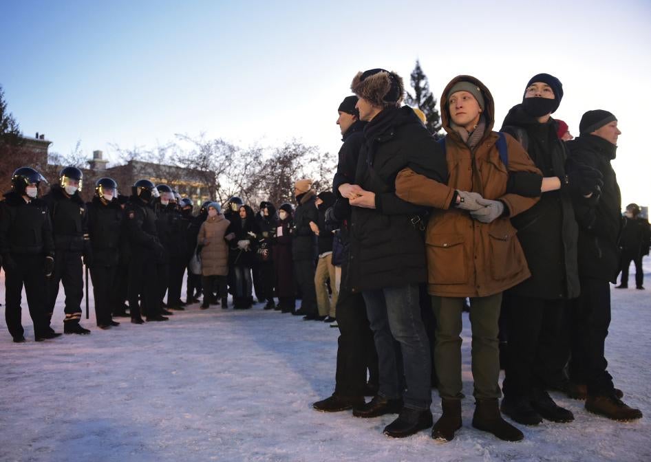 Российские демонстранты участвуют в акции протеста против войны в Украине на площади Ленина в Новосибирске 2 марта 2022 года.