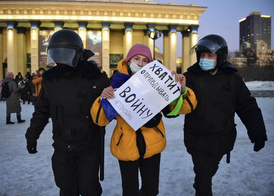 俄罗斯警察逮捕抗议入侵乌克兰的民众，新西伯利亚列宁广场，2022年3月2日。