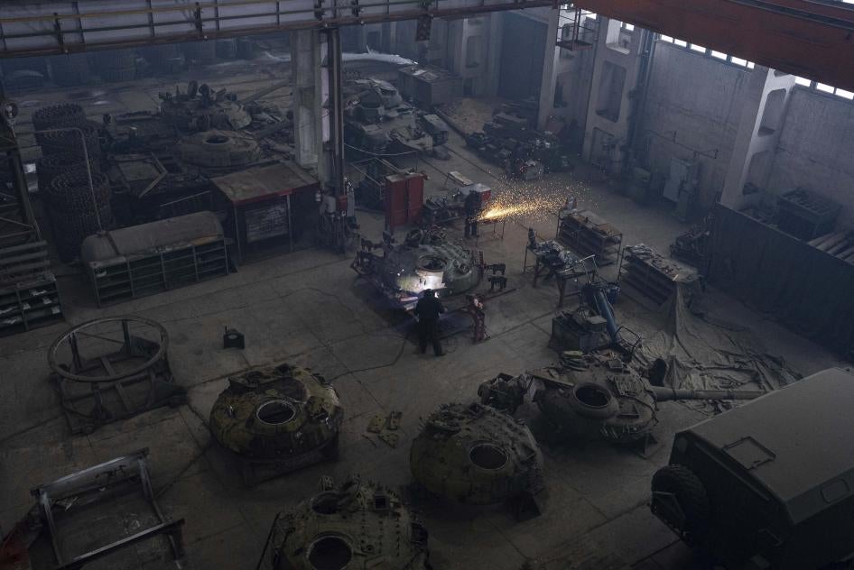 Le hangar d’une usine militaire à Kharkiv, en Ukraine, où des mécaniciens réparaient un char T-64, le 31 janvier 2022. 