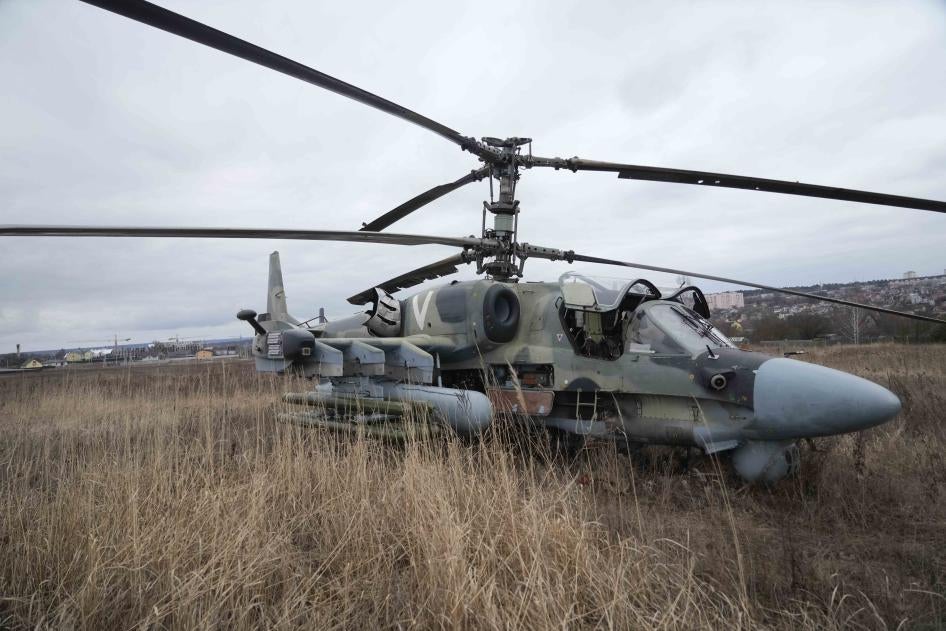 Un hélicoptère de combat russe Ka-52 photographié dans un champ près de Kiev, en Ukraine, le 24 février 2022. Le pilote avait manifestement dû procéder à un atterrissage forcé.