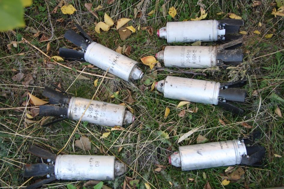 Des sous-munitions à fragmentation 9N235 retrouvées dans l'est de l'Ukraine en 2014. Les séparatistes soutenus par la Russie et les forces gouvernementales ukrainiennes ont utilisé des roquettes à sous-munitions qui délivrent ce type de sous-munitions en 2014-2015.