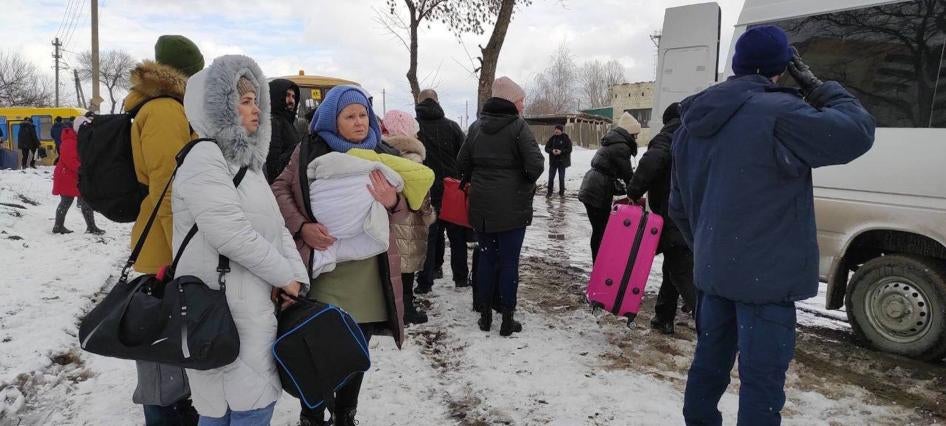 Цивільне населення тікає з міста Суми, Україна, після оголошення тимчасового припинення вогню 8 березня 2022 року.