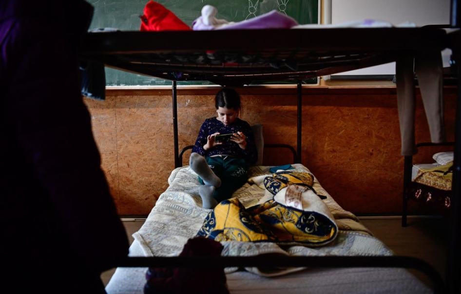 匈牙利東北部與烏克蘭相鄰的扎霍尼鎮（Zahony），隨家人逃出烏克蘭的女孩在學校教室改成的臨時避難所休息，2022年3月4日。