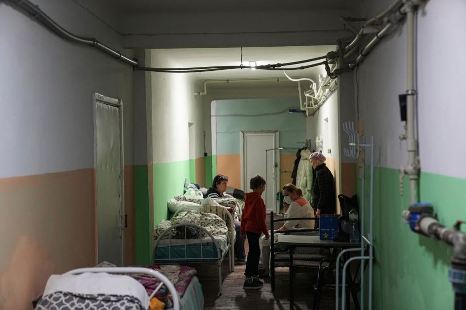 Trois femmes et un jeune garçon ayant trouvé refuge dans le sous-sol d'une maternité convertie en centre médical à Marioupol, dans le sud-est de l’Ukraine, le 28 février 2022. Le sous-sol est utilisé comme abri anti-bombes.