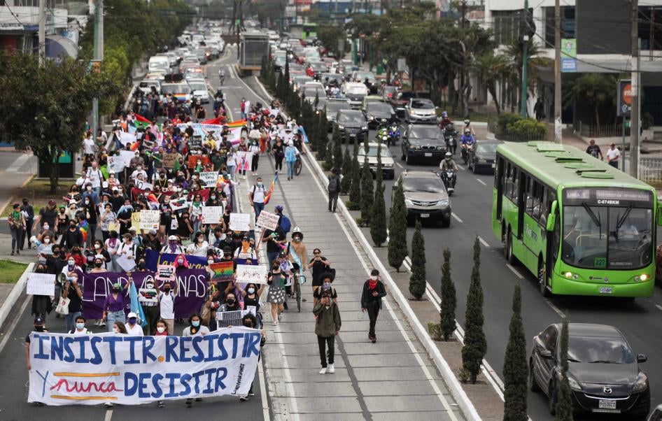 Manifestantes protestan contra la ley de “vida y familia” en la Ciudad de Guatemala, Guatemala, el 12 de marzo de 2022. © REUTERS/Sandra Sebastian © REUTERS/Sandra Sebastian?