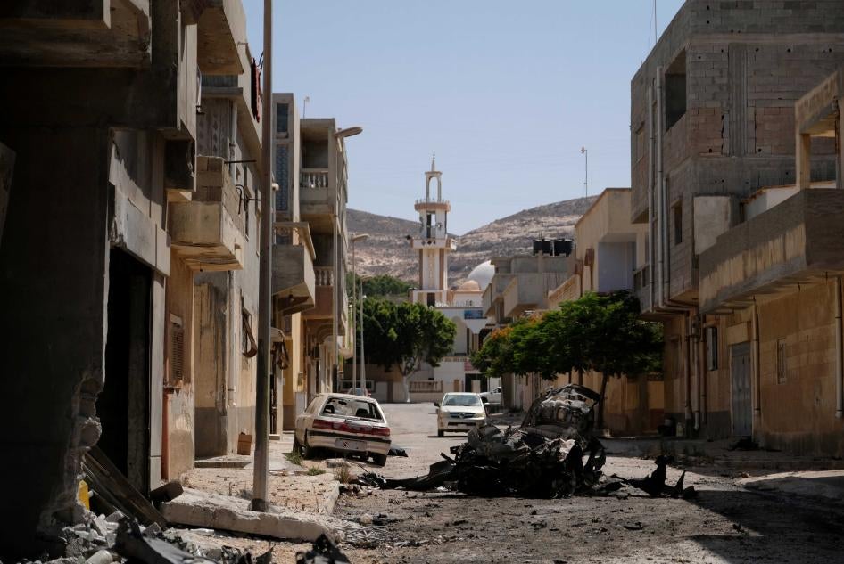 مبانٍ وسيارات مدمرة بعد سيطرة قوات موالية للقائد الليبي خليفة حفتر على المنطقة، في درنة، ليبيا، 13 يونيو/حزيران 2018. © 2018 رويترز/عصام عمران الفيتوري