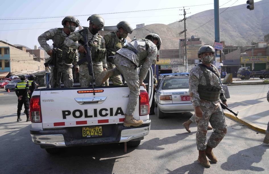 Fuerzas especiales de la policía fuertemente armadas llegan a un puesto de control en el distrito de Manchay, en las afueras de Lima, Perú, para hacer cumplir un decreto del gobierno que prohíbe a todos los residentes de la capital y Callao salir de sus hogares el 5 de abril de 2022.