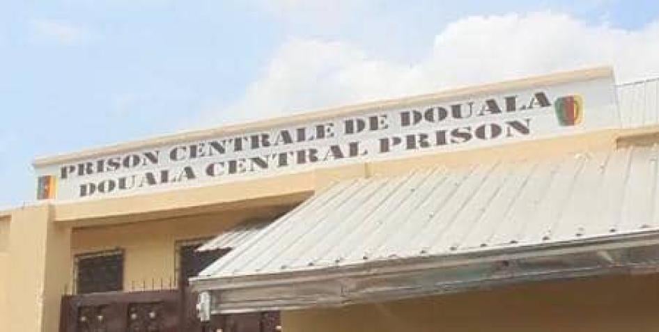 La façade de la Prison centrale « New Bell » de Douala, au Cameroun, photographiée en avril 2022.