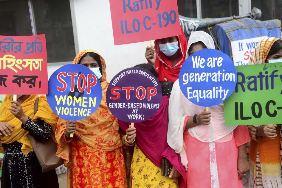 Des travailleuses du secteur textile manifestent pour exiger la fin des violences et du harcèlement sur les lieux de travail et la ratification et la mise en application de la Convention 190 de l'OIT, à Dhaka, au Bangladesh, le 12 novembre 2021. 