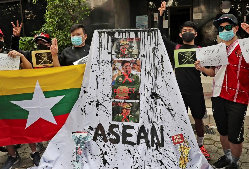 Sejumlah aktivis menggelar aksi untuk memprotes kudeta militer Myanmar saat KTT ASEAN digelar di Jakarta, Indonesia, 24 April 2021.