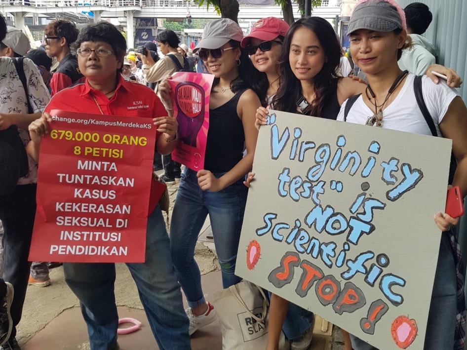 Des manifestantes indonésiennes tenaient des pancartes dénonçant les « tests de virginité », ainsi que les violences sexuelles dans les écoles et universités, lors d’une Marche des femmes tenue à Jakarta, le 8 mars 2020.