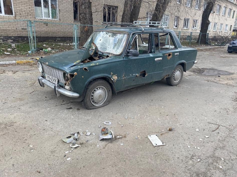 La voiture de Maksym Maksymenko, sur laquelle les forces russes ont ouvert le feu à Hostomel, en Ukraine, le 28 février 2022. Elles ont tué sa mère, et blessé Maksym et sa femme.