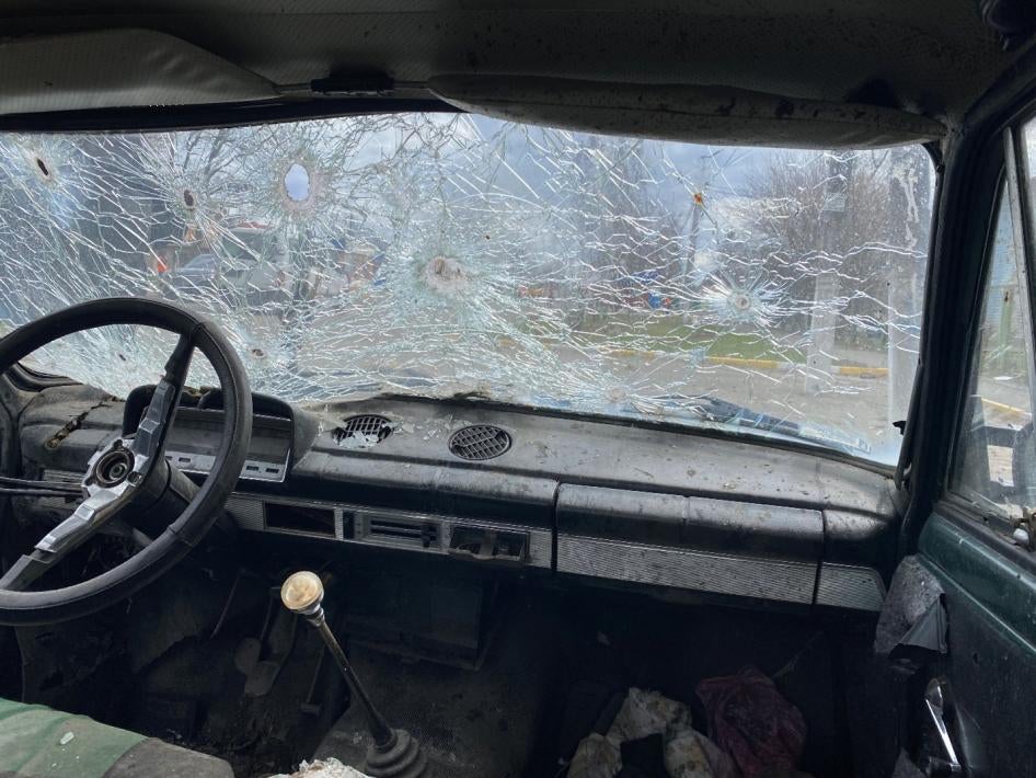 Carro de Maksym Maksymenko atingido por balas em Hostomel, Ucrânia. As forças russas atiraram contra o veículo em 28 de fevereiro de 2022, enquanto Maksym tentava fugir com sua mãe, sogra, esposa e filho pequeno. Maksym e sua esposa ficaram feridos, sua mãe morreu.