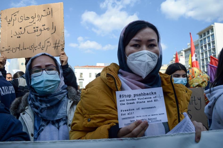 Γυναίκες μετανάστριες από το Αφγανιστάν κρατούν χαρτιά που γράφουν «Σταματήστε τις επαναπροωθήσεις» στη διάρκεια διαδήλωσης στην Αθήνα κατά της πρακτικής της Ελλάδας να επαναπροωθεί τους μετανάστες και τους αιτούντες άσυλο στα σύνορα με την Τουρκία. 6 Φεβρουαρίου 2022. © 2022 Dimitris Aspiotis/Pacific Press/LightRocket via Getty Images