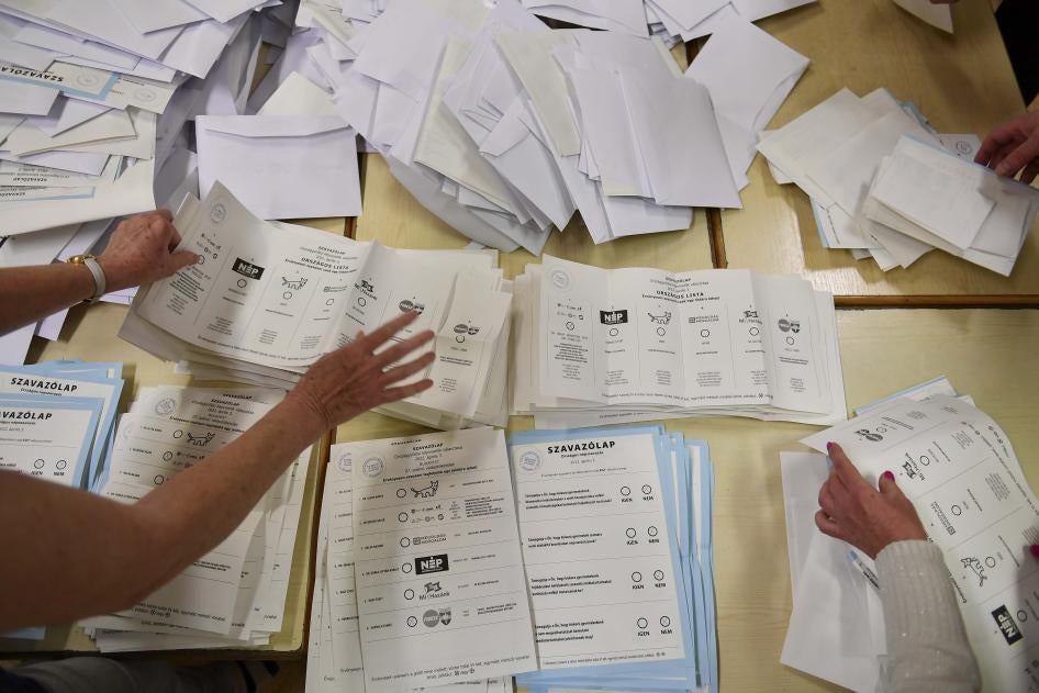 Des bulletins de vote sont dépouillés après la fermeture des bureaux de vote lors des élections législatives à Budapest, en Hongrie, le dimanche 3 avril 2022.